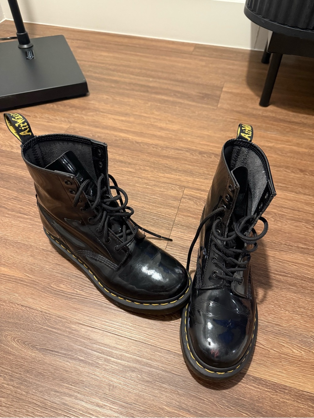 Dr. Martens 1460 WOMEN'S PATENT LEATHER LACE UP BOOTS